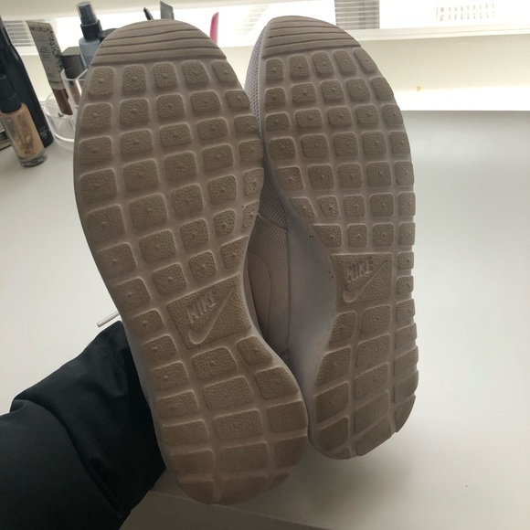 White Nike Roshes - Picture 4 of 5